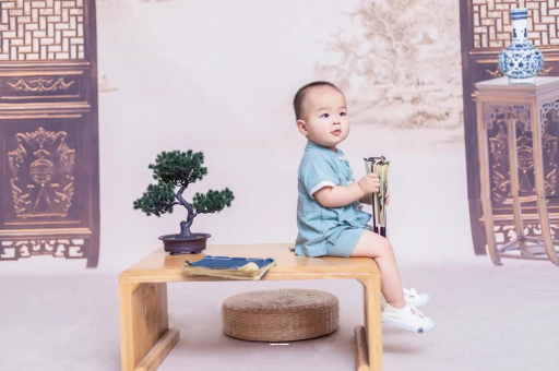 中国香港宝宝边吃奶边挣扎烦躁